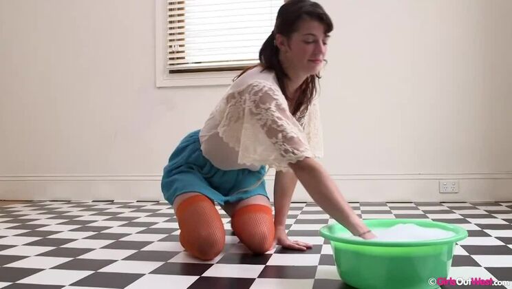 Brunette Pepita's Floor Play