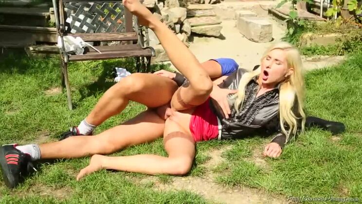 [Tainster] - Vanessa Basks In The Sun With A Facial - Vanessa
