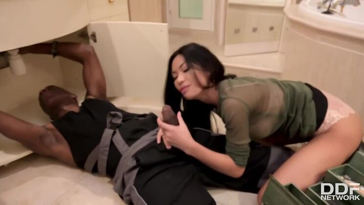 [DDFNetwork] - Asian Babe Polly Pons Loves Big Dick Plumbers - Polly Pons