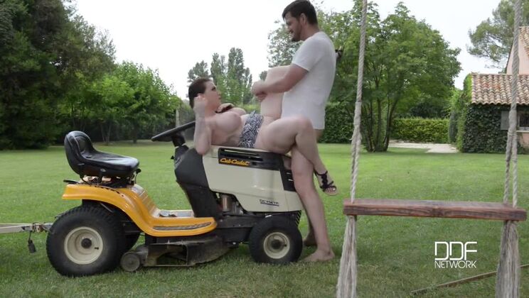 [DDFBusty] - Melon Madness - Harmony Reigns Gets Fucked Outside - Harmony Reigns
