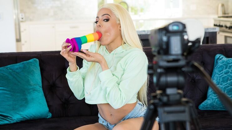 Big Tits and Dildo Fun with Luna Star