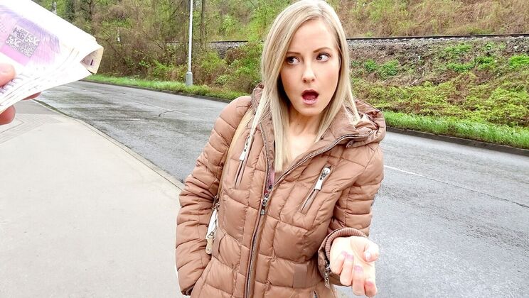 Amateur Actress Sucked Off Outdoors