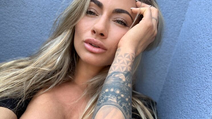 [FakeHubOriginals] - Outdoor Masturbation: Michaela's Solo Fun - Michaela Isizzu