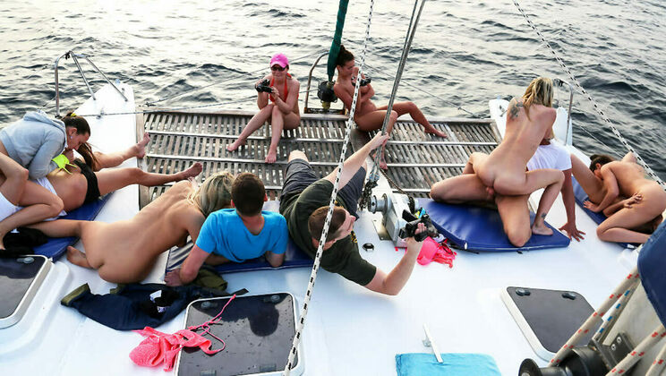 [SummerSinners] - Mea and Friends Get Nasty on Boat - Julia De Lucia - Mea Melone - Jimena Lago - Bianca Ferrero - Angel Piaf
