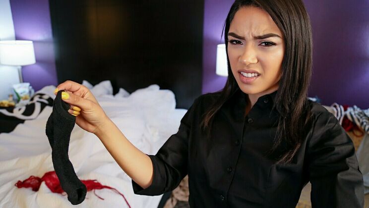 [IKnowThatGirl] -  Maid Catches Sleeping Couple in Bathroom 