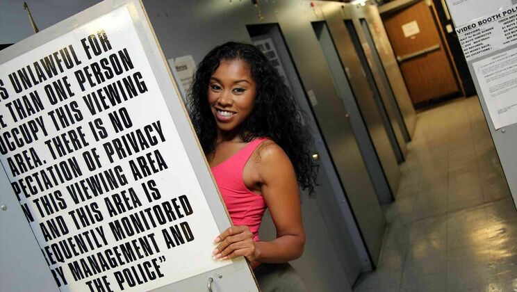 [GloryHoleInitiations] - Yasmine De Leon - Cum Swallowing Ebony Cougar - Yasmine De Leon