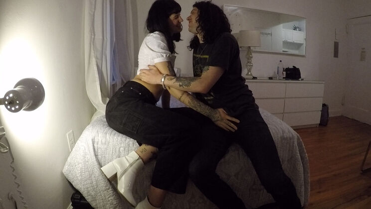 Sensual Kissing Turns to Steamy Fingering