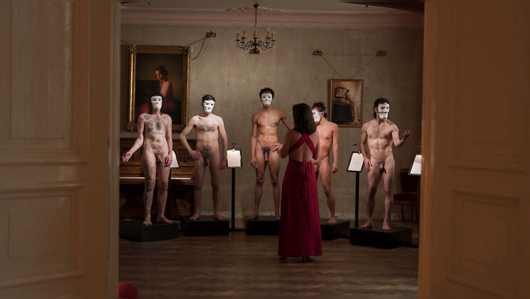 English Couple Calita Gets Dirty In The Art Of Scent