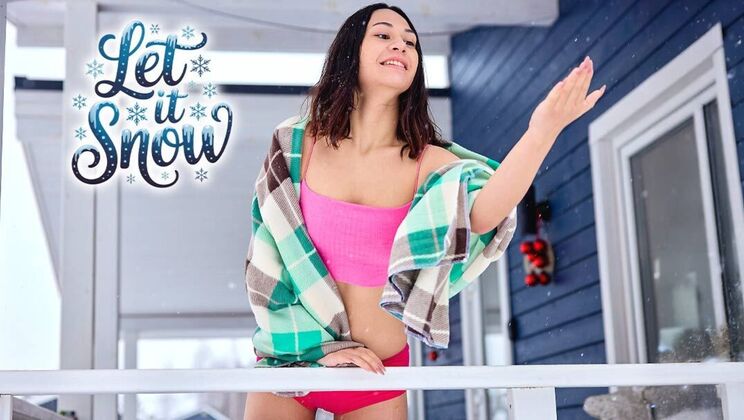 [ClubSweethearts] - Brunette Roxy Muray Reaches Orgasm Alone in the Snow - Roxy Muray